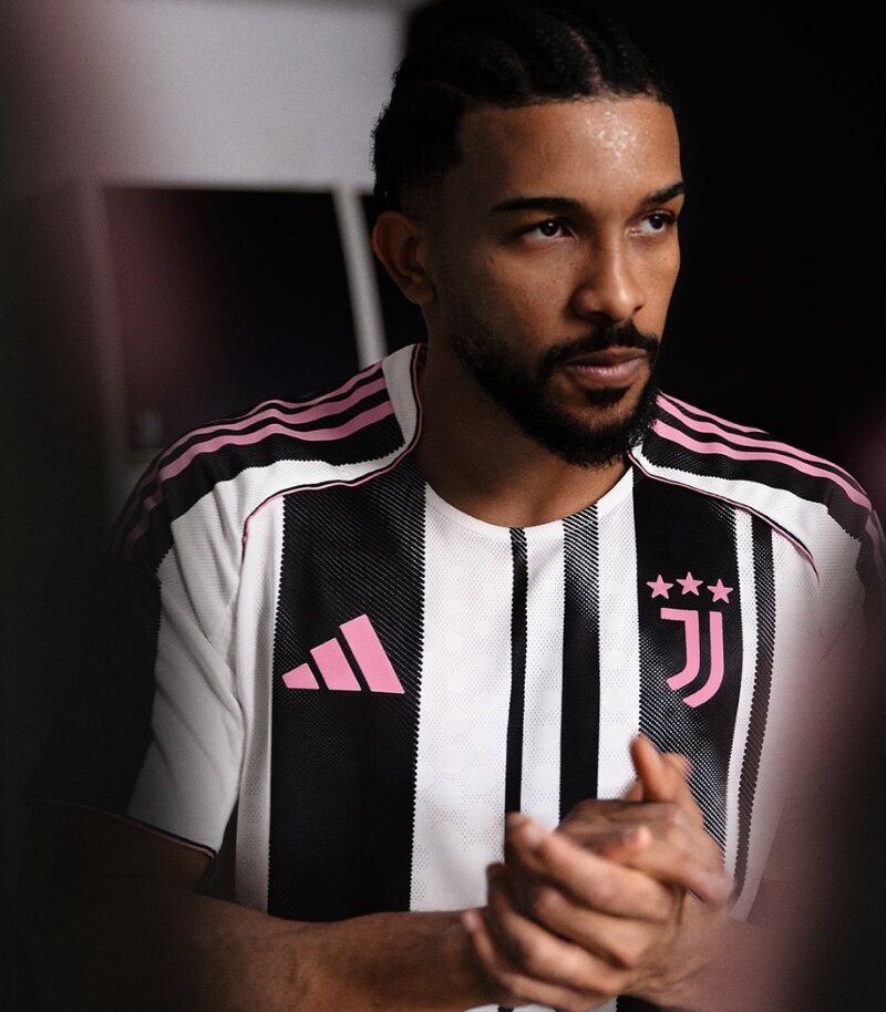 juventus 2025/26 black, white and pink home kit